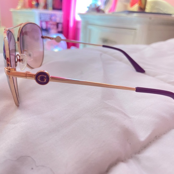 GUESS Classic-Shaped Purple Tinted Gold-Framed Aviator Sunglasses - Picture 5 of 5